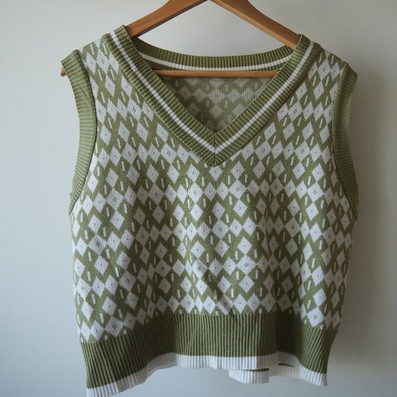 Etsy green patterned cropped vest - Picture 1 of 3